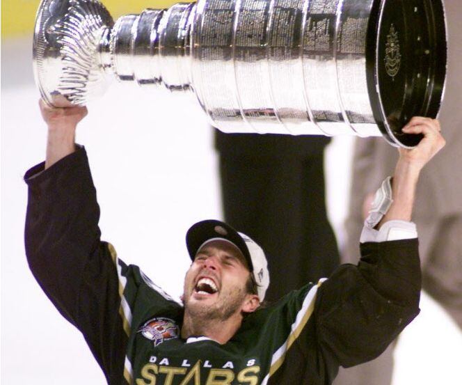 Mike Modano hoists the Stanley Cup.