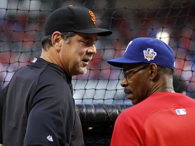 ORG XMIT: WS213 San Francisco Giants manager Bruce Bochy, left, talks to Texas Rangers...