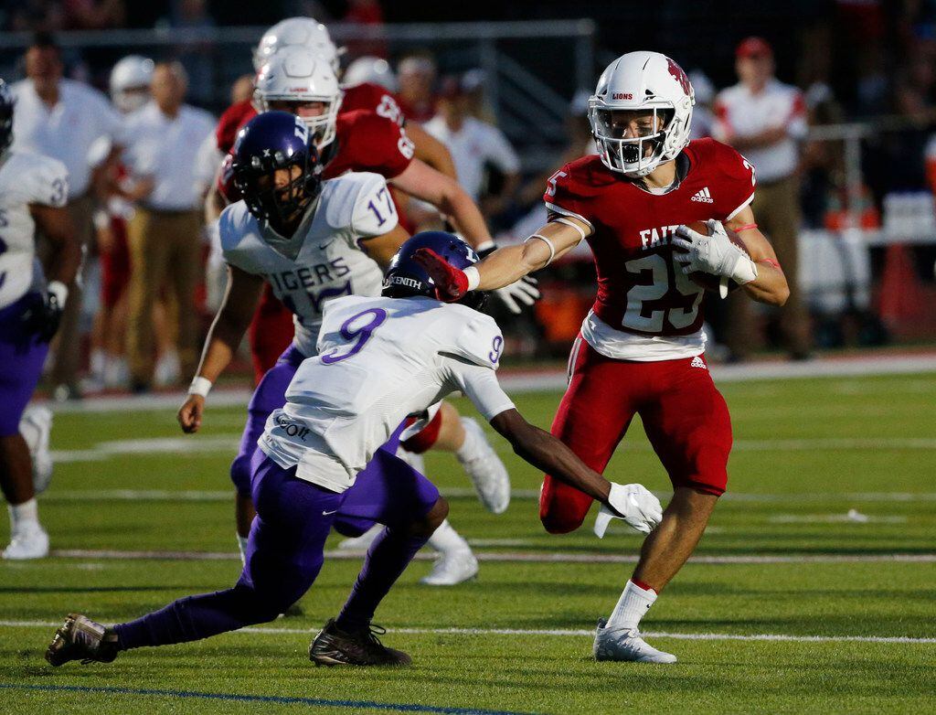Lincoln's Jeremiah Mitchell (9) tries to tackle Grapevine Faith Christian's Mark Saunders...