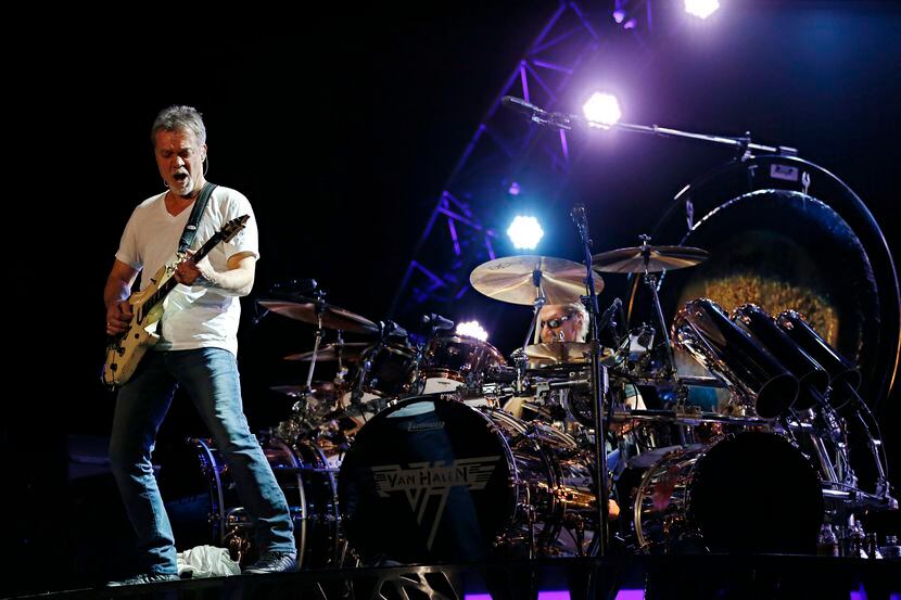 Eddie Valen Halen (izq.) y su hermano Alex Van Halen tocaron en 2015 en el Gexa Pavillion de...