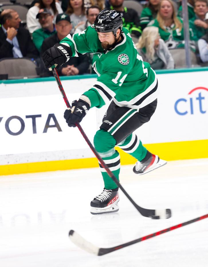 Dallas Stars left wing Jamie Benn (14) shoots against the Arizona Coyotes during the third...