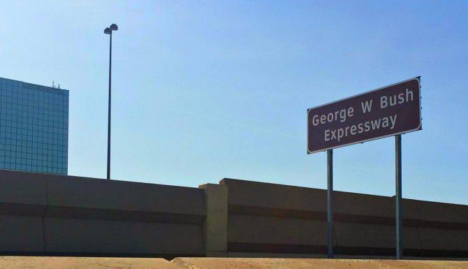 El estado de Texas colocó dos letreros proclamando una sección de la Autopista 75 como el...