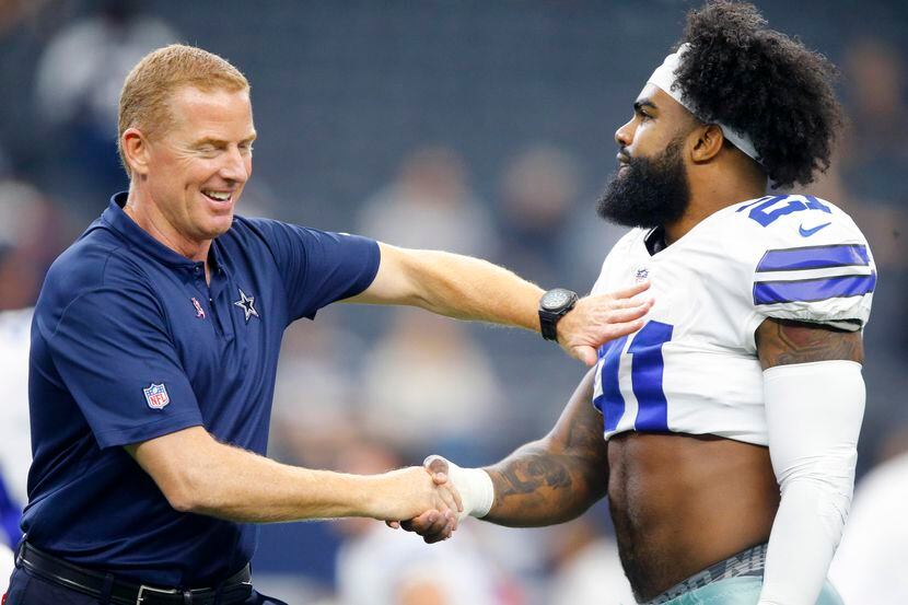 El entrenador en jefe Jason Garrett festeja con Ezekiel Elliott la victoria de los Cowboys...