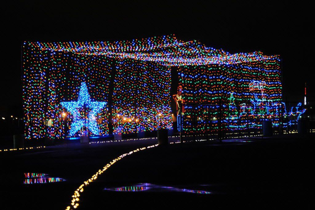 Una de las principales atracciones en el camino es el túnel psicodélico de luces en Gift of Lights en Texas Motor Speedway en Fort Worth