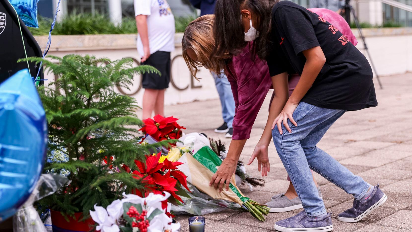 Muchas personas se han acercado a dejar flores para el oficial Richard Lee Houston, en Mesquite, quien murió abatido el domingo.