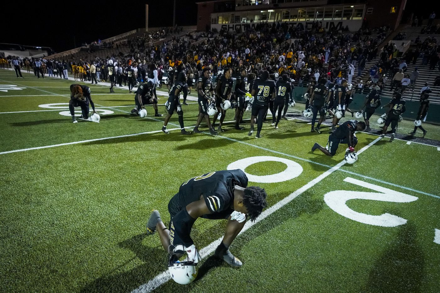 South Oak Cliff defensive back Kyron Chambers (2) kneels in prayer before the first half of...