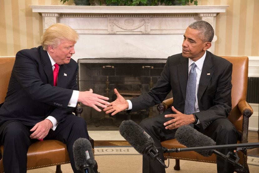 Donald Trump, el presidente electo, extiende su mano al presidente Barack Obama durante una...