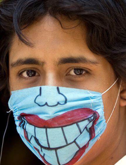 Al usar los cubrebocas para evitar el contagio de influenza AH1N1, las personas en México no...