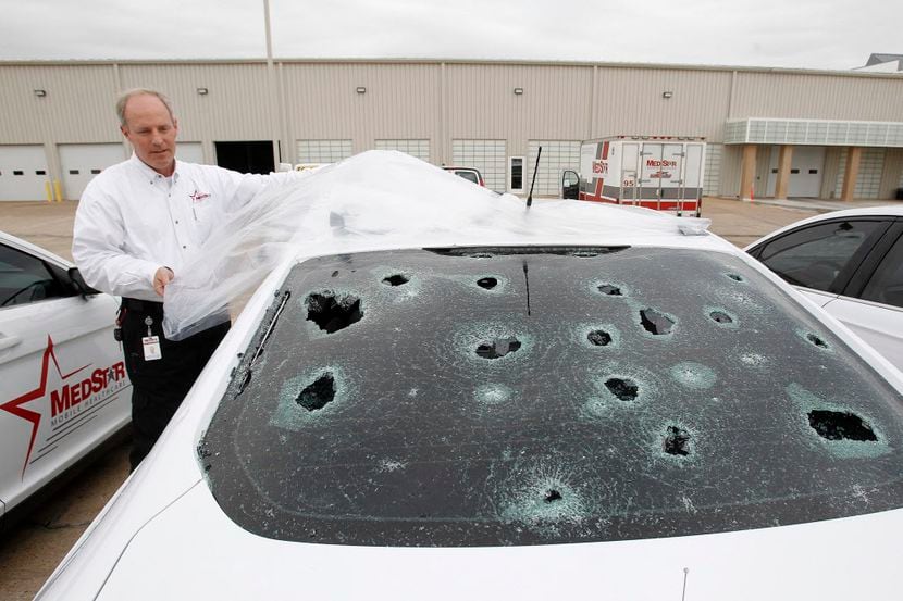 Cuando se presenta una tormenta severa con granizo grande, su auto puede sufrir daños en el...