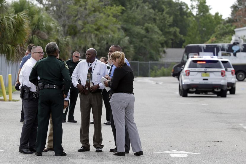 Policías delante de la fábrica de toldos en Orlando, Florida, donde un hombre disparó y mató...