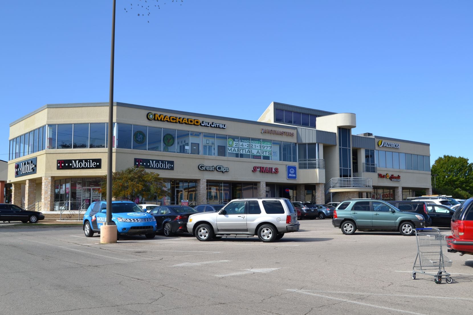 Northview Plaza shopping center is on Northwest Highway