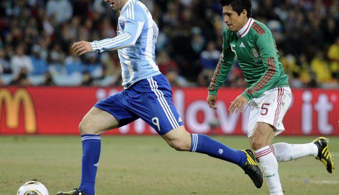 Gonzalo Higuaín (izq.) y Argentina se enfrentaron a México por última vez durante el Mundial...
