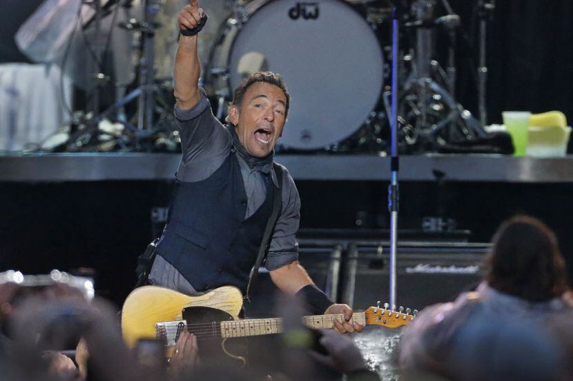 Bruce Springsteen y la banda E Street interpretan el éxito de Van Halen "Jump" durante el...