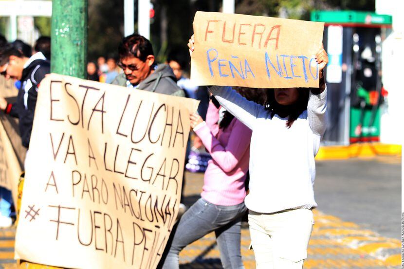 Personas protestan en el  cruce de Insurgentes Norte y Montevideo, para reclamar por las...