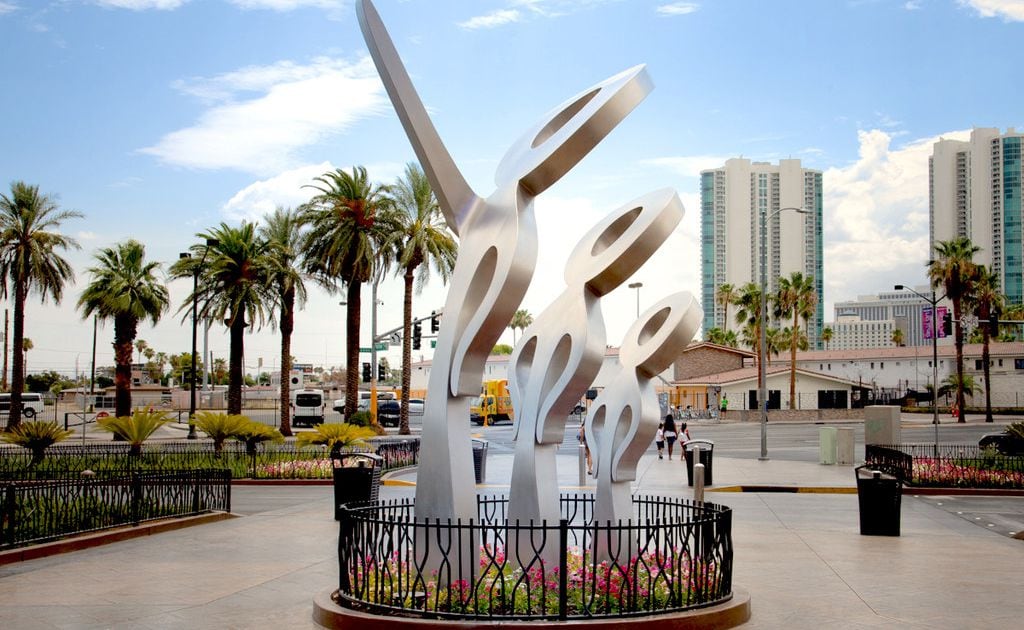 In Las Vegas, You'll Find Top-Notch Art in Casinos, Bars, Malls, Even the  Desert—Everywhere Except Museums