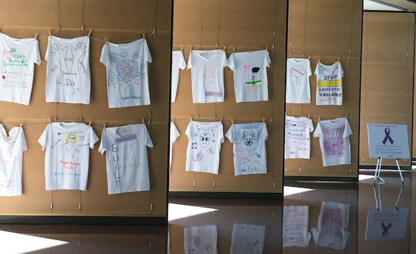 El ayuntamiento de Dallas tiene 24 camisetas en exposición del Proyecto Clothesline creado...