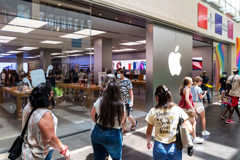Compradores visitando la tienda de Apple en el NorthPark Center de Dallas, el 7 de julio de...