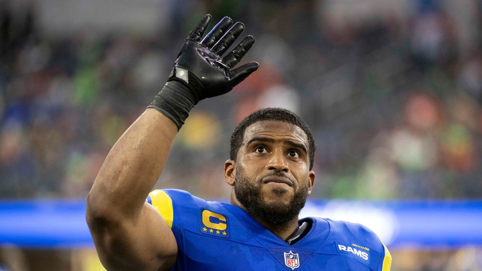 Los Angeles Rams linebacker Bobby Wagner (45) waves towards the stands during an NFL...