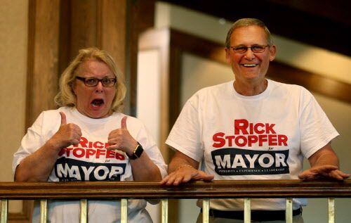 Rick Stopfer junto a su esposa Melanie, durante una “watching party” en Irving. Stopfer será...