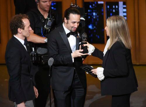 Barbra Streisand (der.) le entrega a Lin-Manuel Miranda el premio Tony al mejor musical del...