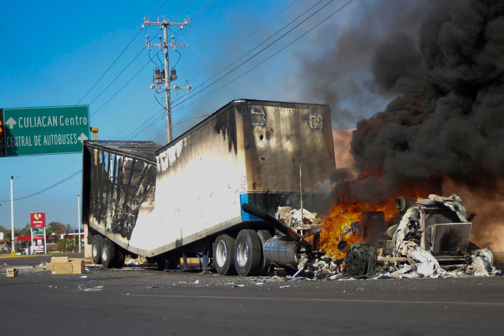 Un camión arde el jueves 5 de enero de 2023 en una calle de Culiacán, en el estado mexicano...