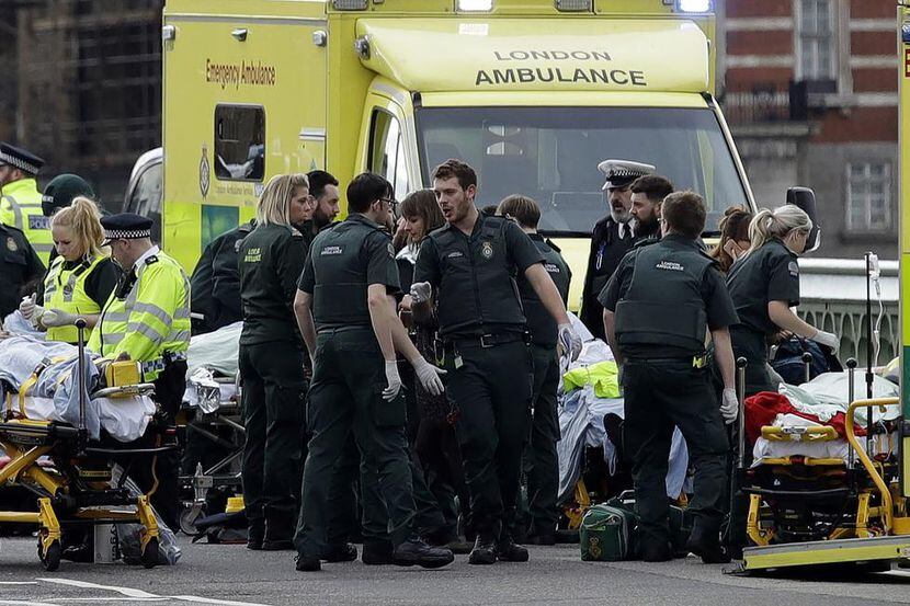 Rescatistas dan atención médica cerca del Parlamento en Londres, miércoles 22 de marzo de...