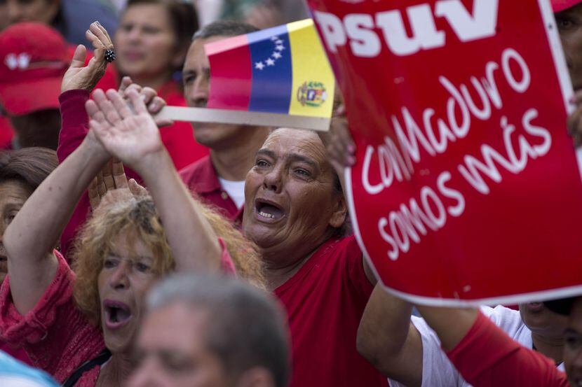 Simpatizantes del presidente Nicolás Maduro apoyan sus programas de ayuda comunitaria.(AP)
