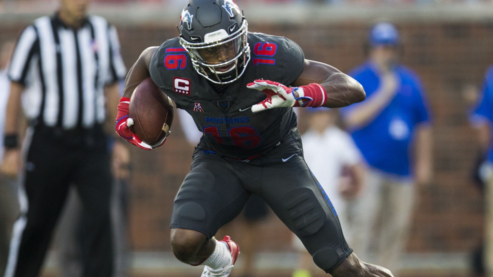Southern Methodist Mustangs wide receiver Courtland Sutton (16) runs the ball during the second quarter of a game between Arkansas State and SMU on Saturday, September 23, 2017 at Ford Stadium on the SMU campus in Dallas. (Ashley Landis/The Dallas Morning News) 
