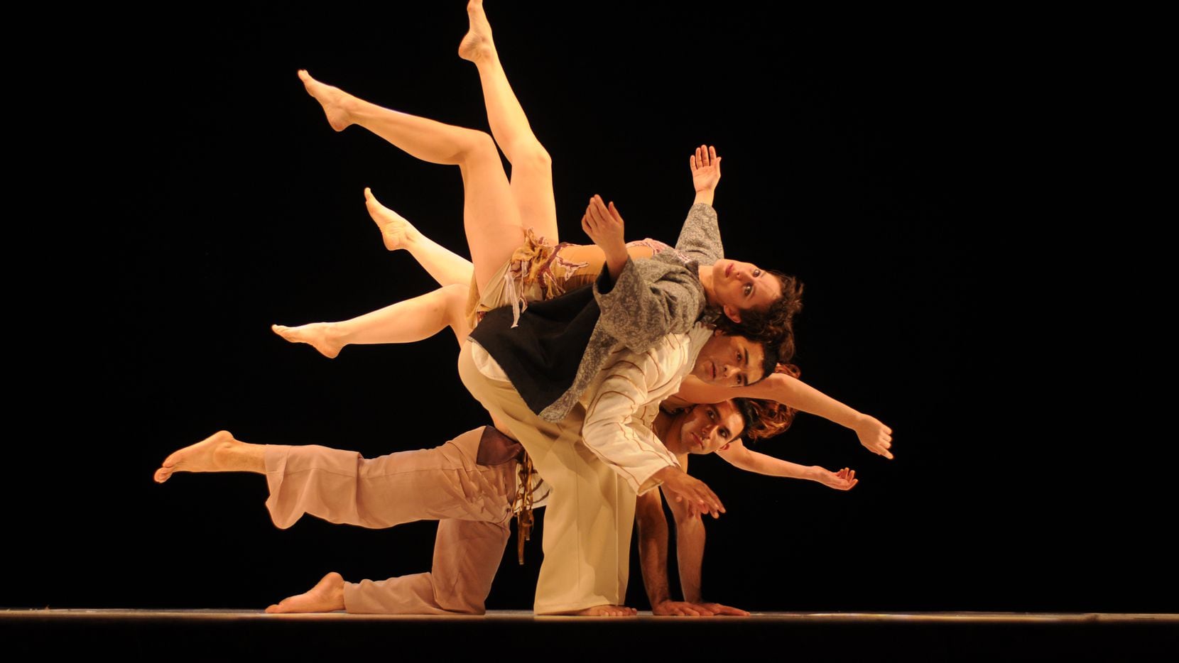 Delfos Danza Contemporánea hara su debut con la obra "Cuándo los disfraces se cuelgan", el...