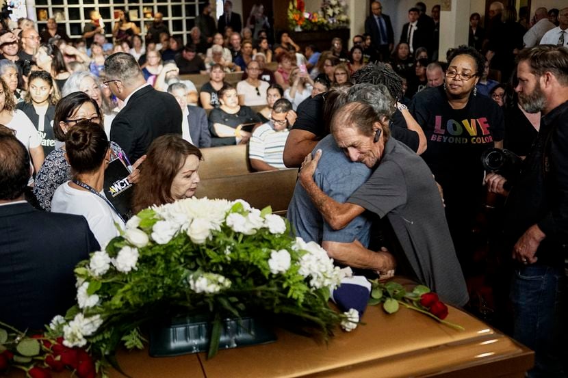 Antonio Basco recibe un abrazo de una persona en el funeral de su esposa Margie Reckard, el...