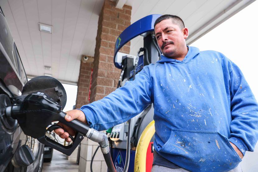 Los precios de la gasolina aumentaron esta semana por el cierre del oleoducto Colonial a...