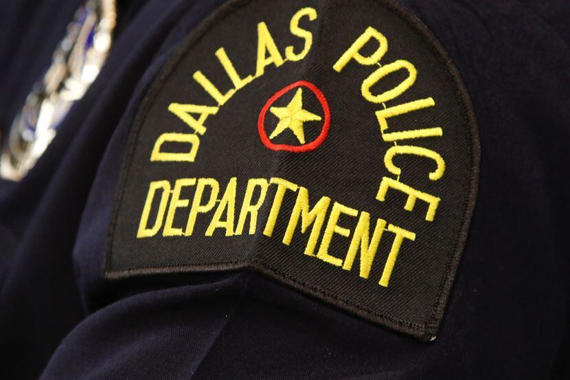 Policía de Dallas fue arrestado mientras estaba trabajando.