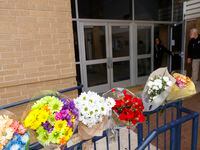 Flores afuera de la Lamar High School de Arlington, donde un alumno abrió fuego y mató a...
