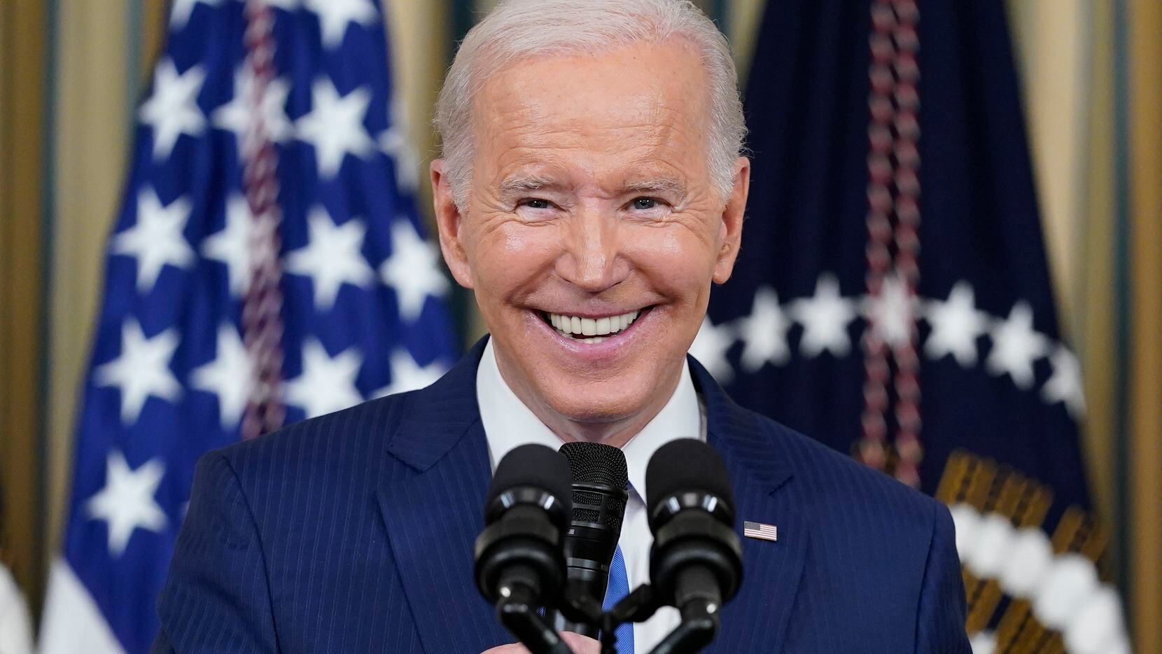 El presidente estadounidense Joe Biden sonríe durante un discurso en la Casa Blanca en...