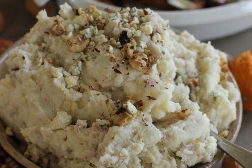 Puré de papas con nueces y queso azul promete ser memorable.  ——- (AP  ——-/Matthew Mead  ——-)
