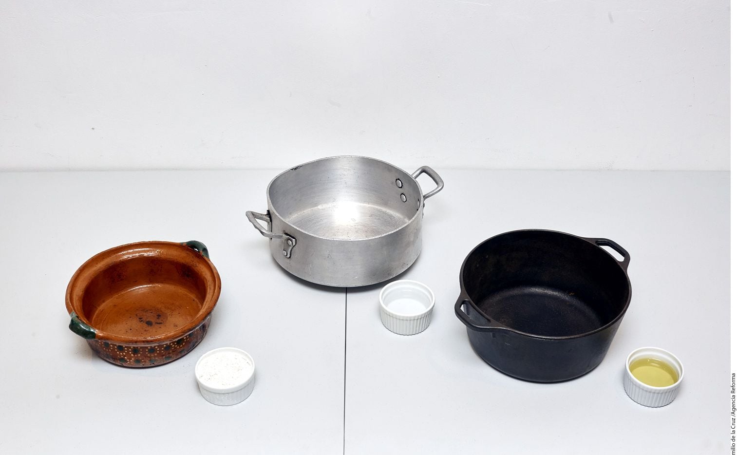 La manera tradicional de curar una olla de barro es con agua y cal./ AGENCIA REFORMA
