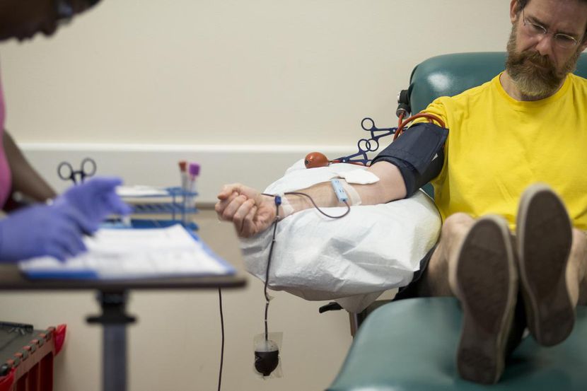 Un hombre dona sangre en el centro Carter BloodCare de Dallas. (MARÍA OLIVAS/ESPECIAL PARA...