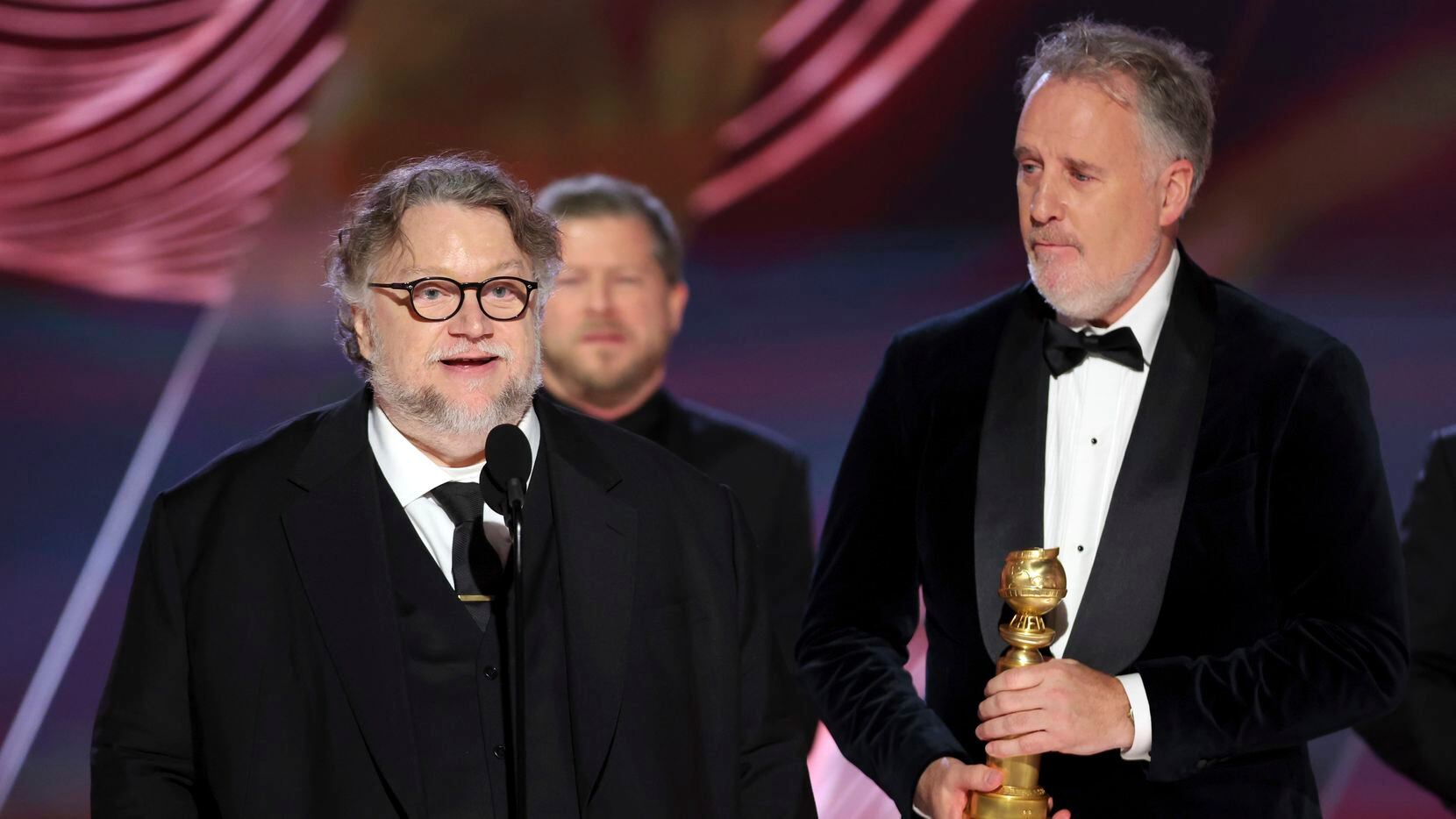En esta imagen proporcionada por NBC, Guillermo del Toro, izquierda, y Mark Gustafson...