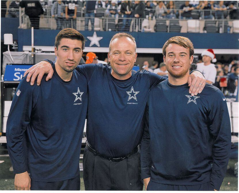 Cowboys offensive coordinator Scott Linehan with his sons, Matthew (L) and Michael (R), on...