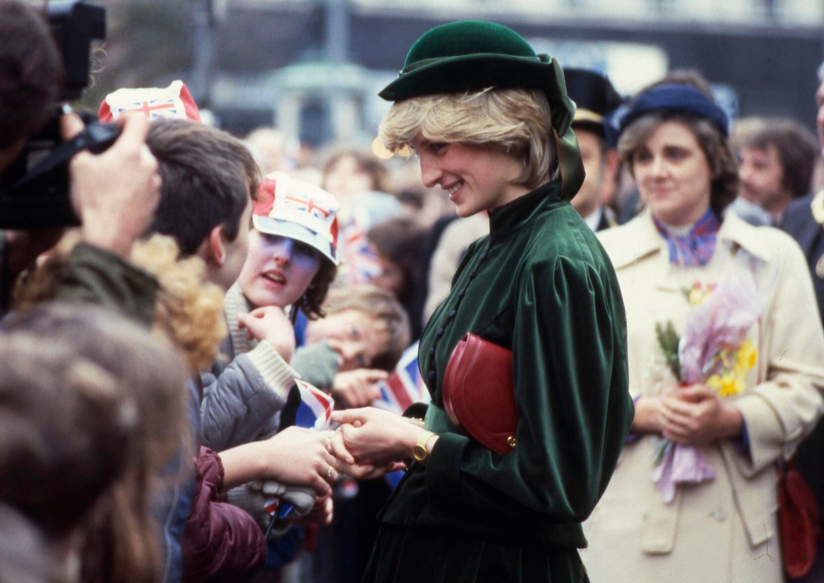 ARCHIVO – Diana, la princesa de Gales, saluda de mano y charla con niños de primaria durante...
