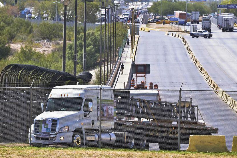 En esta foto del 21 de octubre de 2011, el primer camión comercial que viaja desde Apocada,...