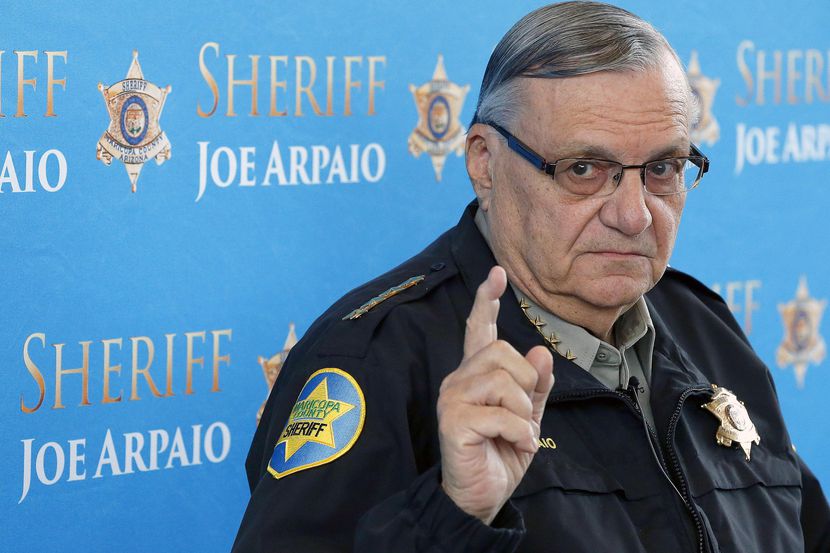 El ex sherrif del condado de Maricopa, Joe Arpaio, atiende a los medios de comunicación en...
