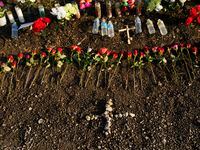 Un memorial con rosas para las víctimas se ha montado en el lugar donde fue hallado un...