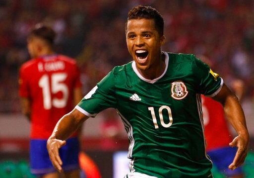 El jugador de la selección de México, Giovani Dos Santos, festeja un autogol de Costa Rica...
