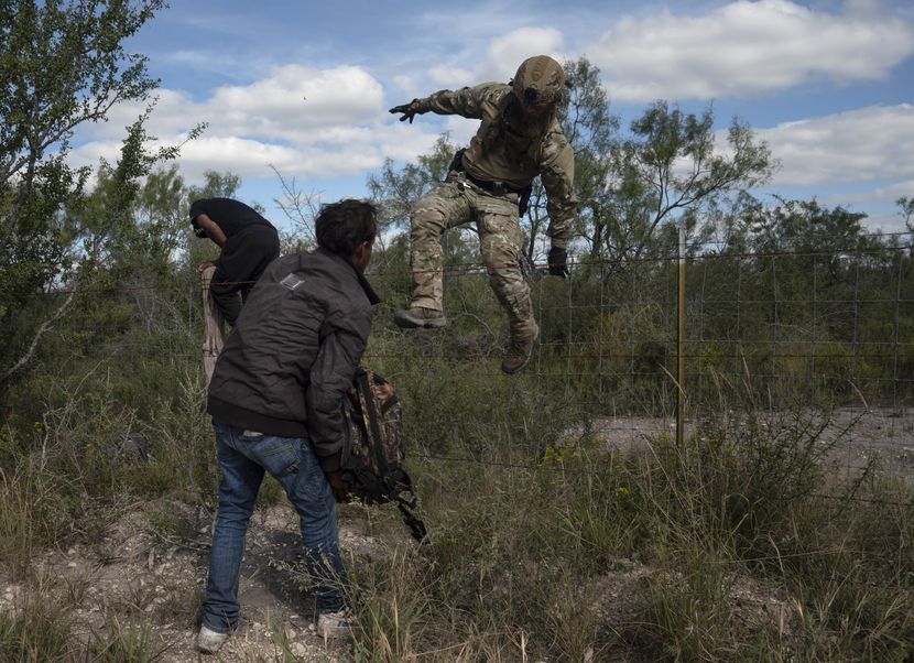 Un agente de DPS ajusta una cerca luego de arrestar a inmigrantes hondureños en propiedad...