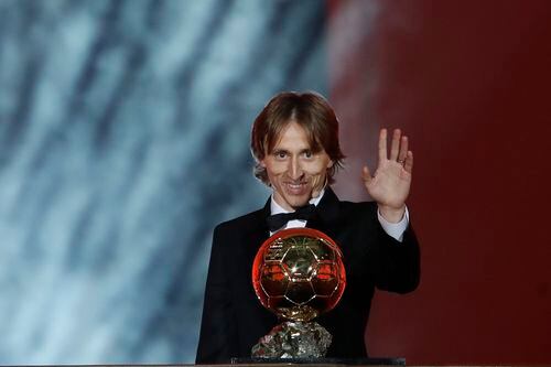 Luka Modric de la selección subcampeona del mundo, Croacia, ganó el Golden Ball award el...