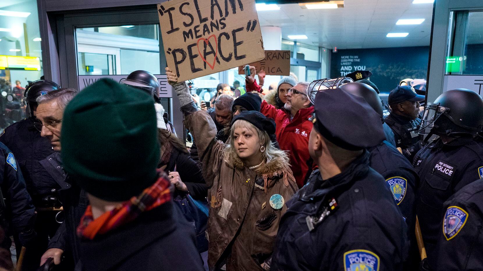 Cientos de personas protestaron en el Aeropuerto Internacional JFK de Nueva York por la...