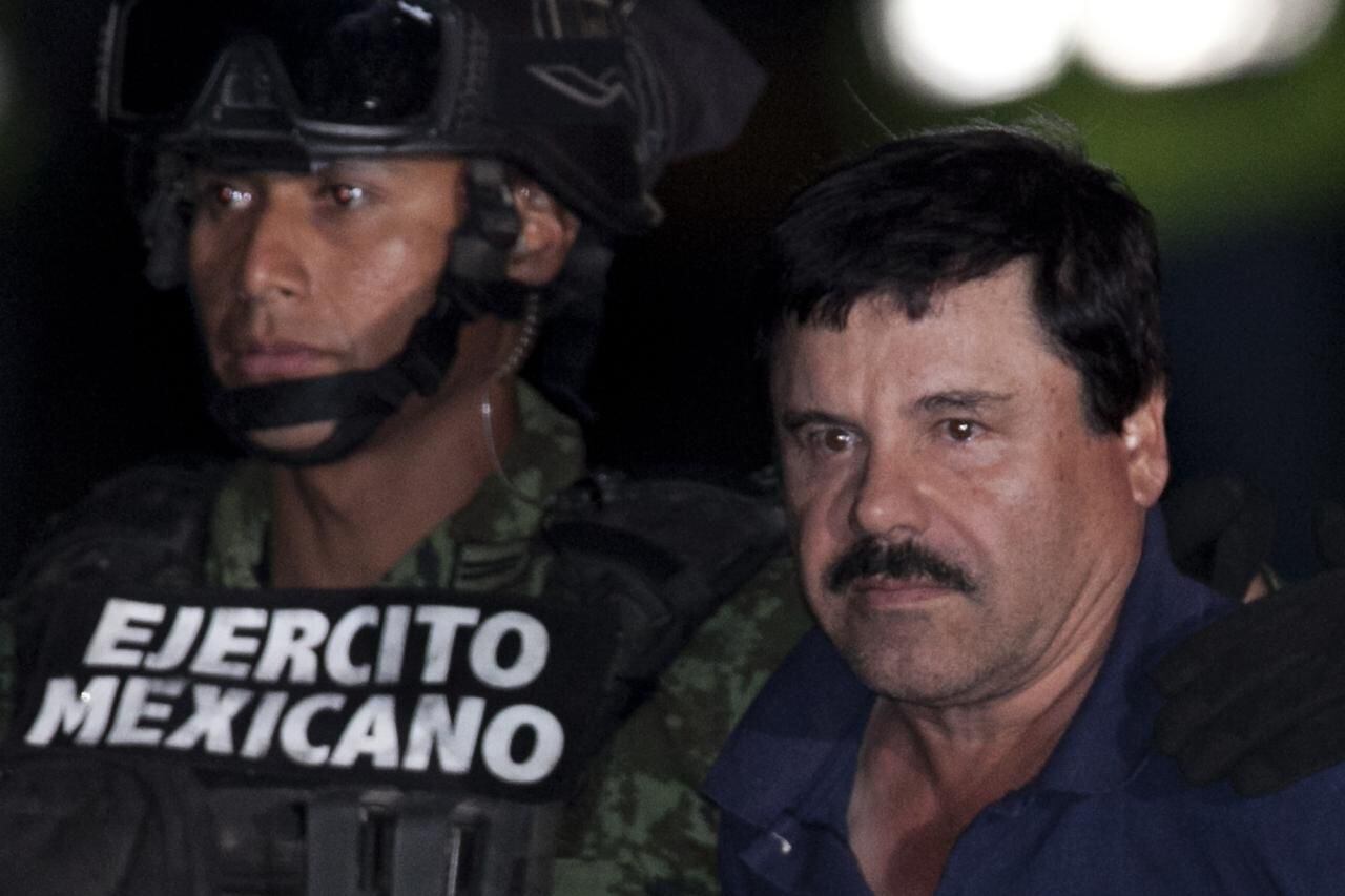 Joaquín "El Chapo" Guzmán es escoltado por un soldado tras ser detenido. (AP/ARCHIVO)
