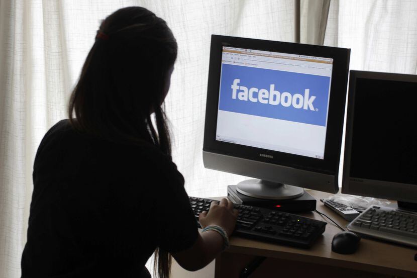 Una jovencita observa Facebook en su computadora en Palo Alto, California. (AP/PAUL SAKUMA)
