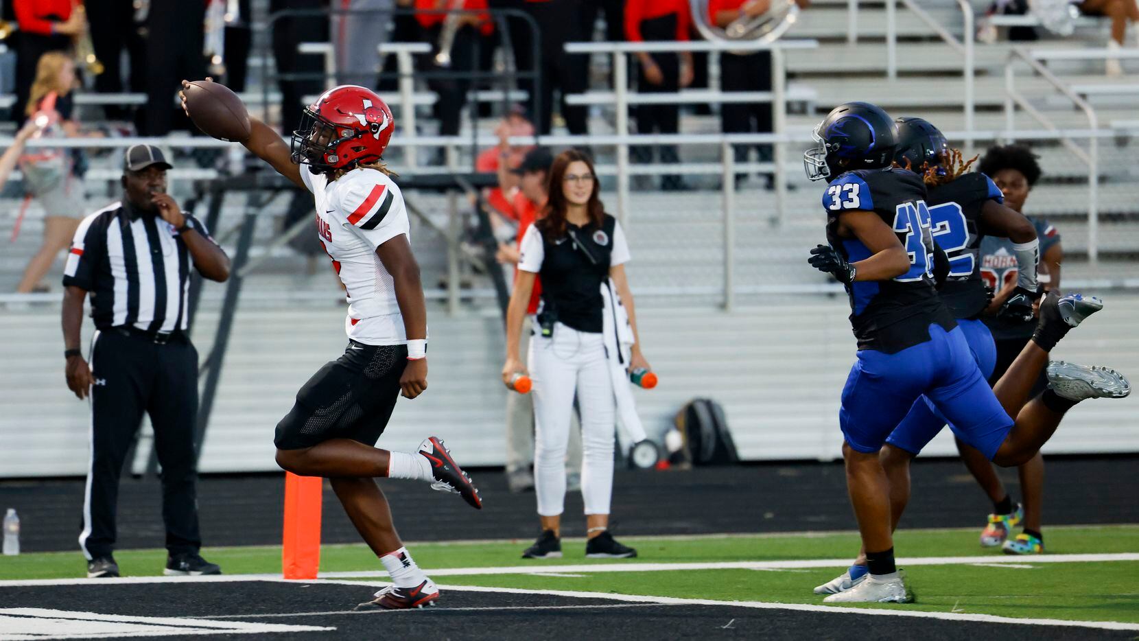 Mesquite Horn’s J.T. Thomas quarterback (2) outruns the North Forney defense for a touchdown...